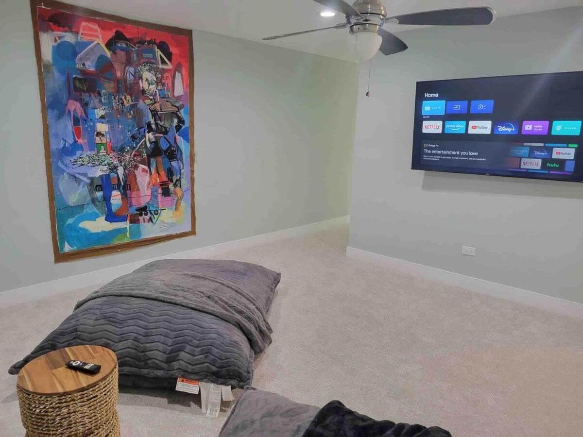 Holiday home Modern Townhouse With Contemporary African Art Chicago