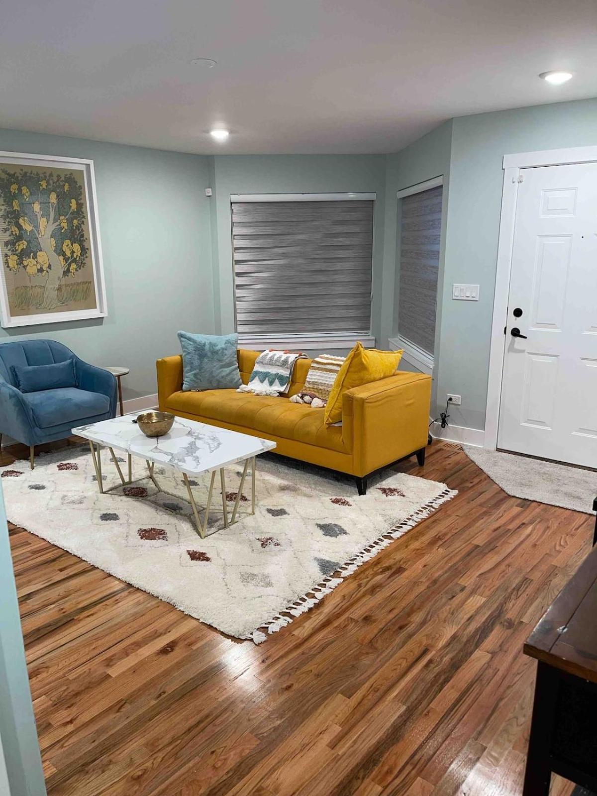 Modern Townhouse With Contemporary African Art Holiday home Chicago