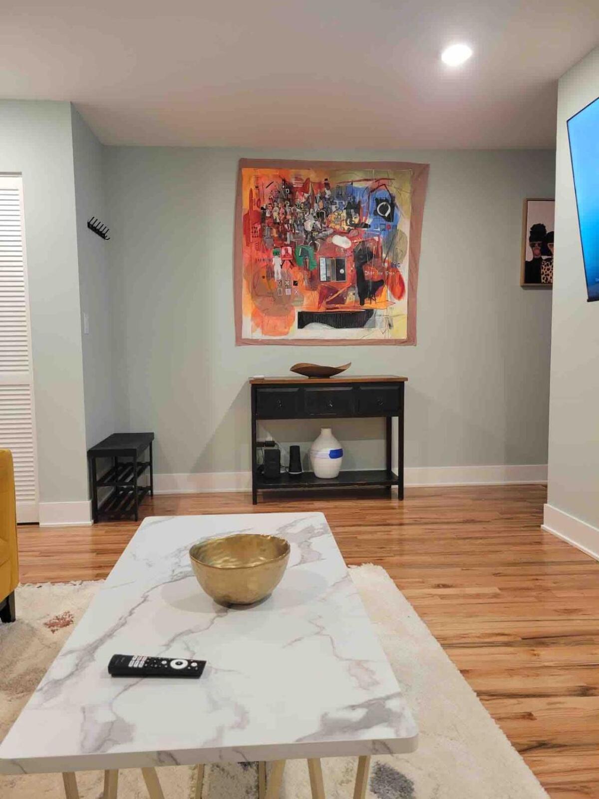 Modern Townhouse With Contemporary African Art Holiday home *