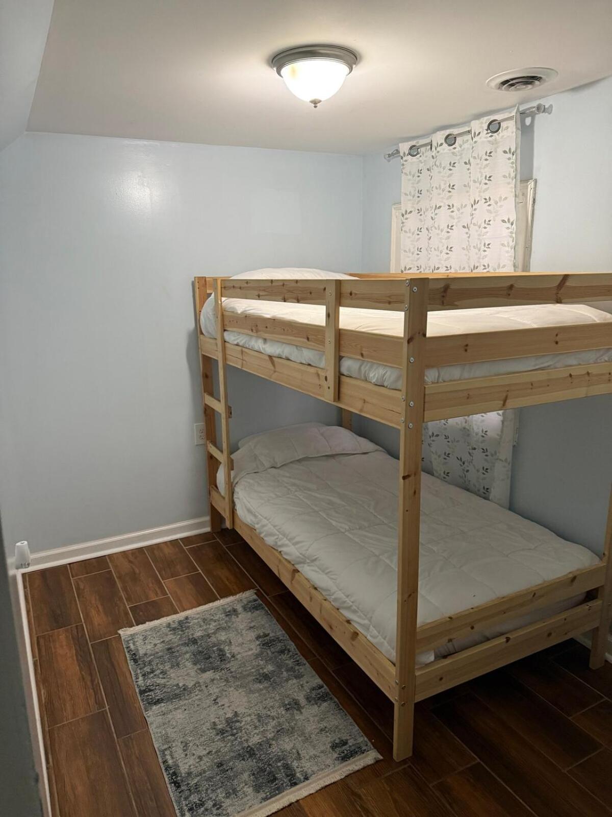 Apartment & Comfy 2 Bedroom I West Loop I Free Parking O