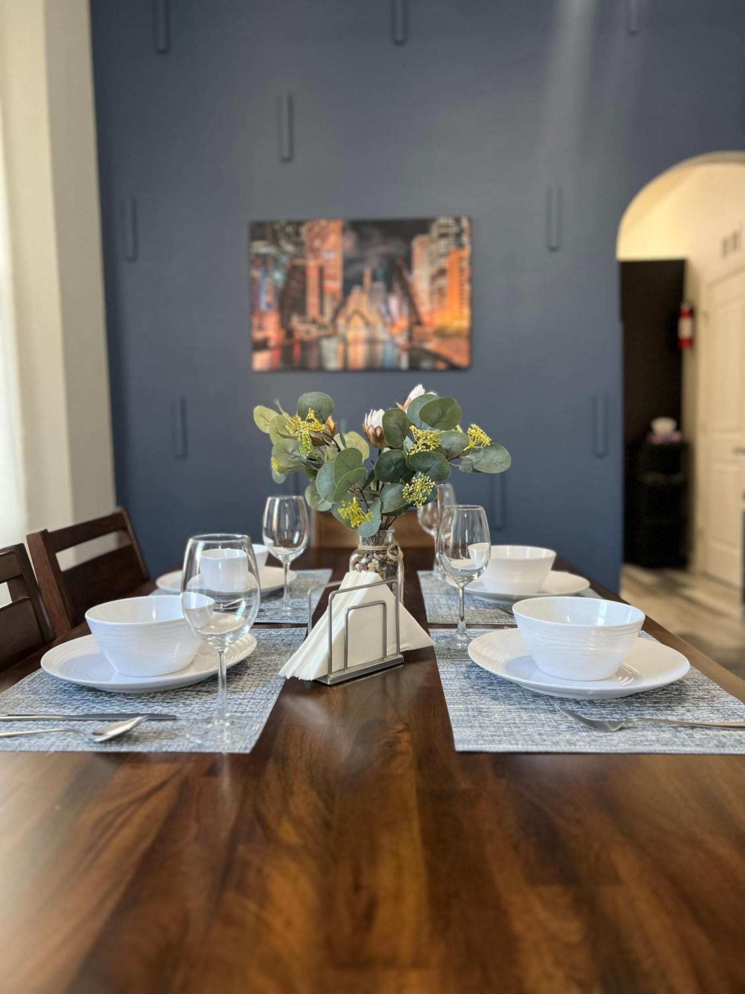 Apartment Cozy 3 Bedroom Near Downtown Parking