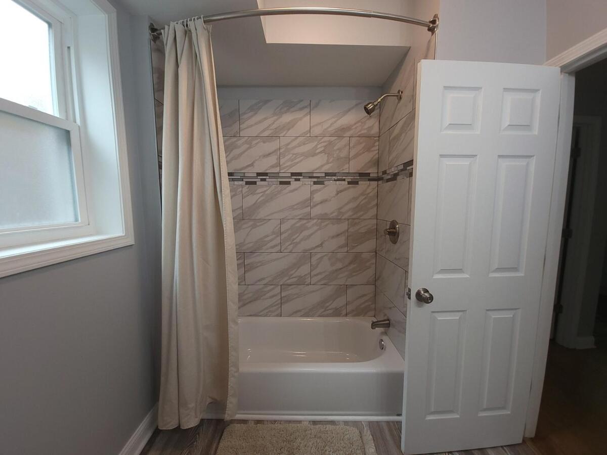Beautiful Big 3 Bedroom Quiet Near Downtown Apartment