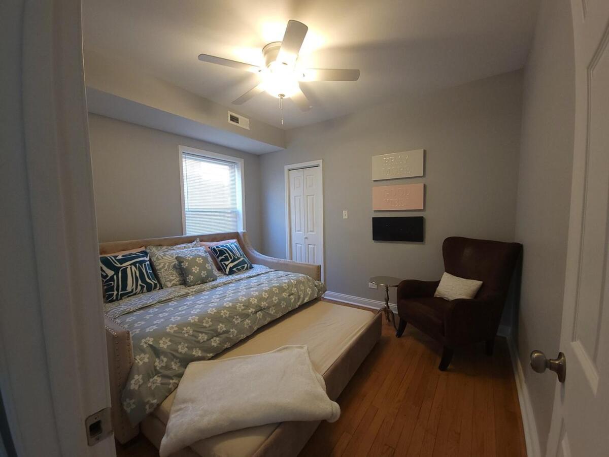 Beautiful Big 3 Bedroom Quiet Near Downtown * Chicago