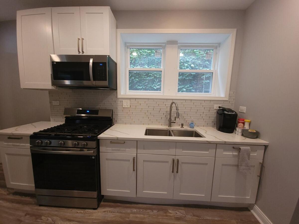 Beautiful Big 3 Bedroom Quiet Near Downtown Apartment