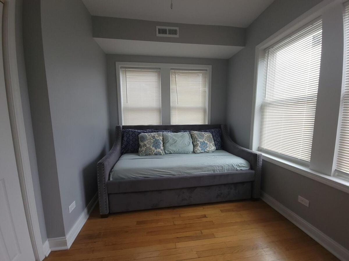 Beautiful Big 3 Bedroom Quiet Near Downtown Apartment *