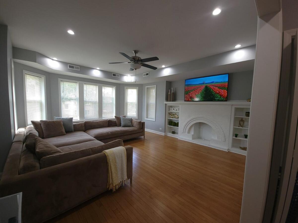 Beautiful Big 3 Bedroom Quiet Near Downtown * Chicago
