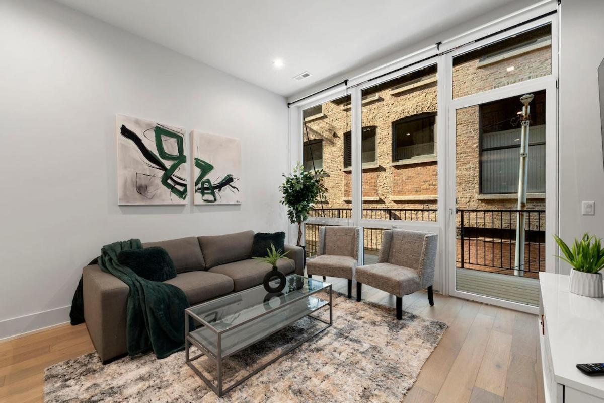 Apartment Chic 2br 2ba With Balcony - River North *