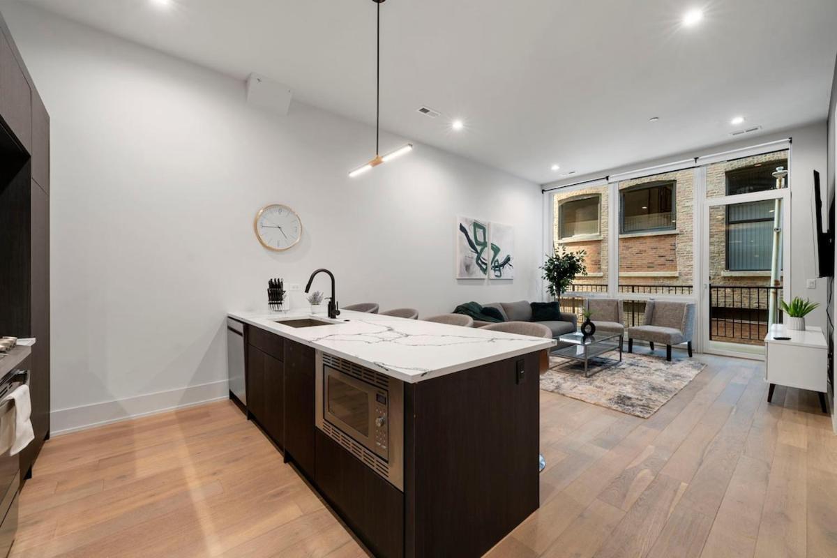 Chic 2br 2ba With Balcony - River North *