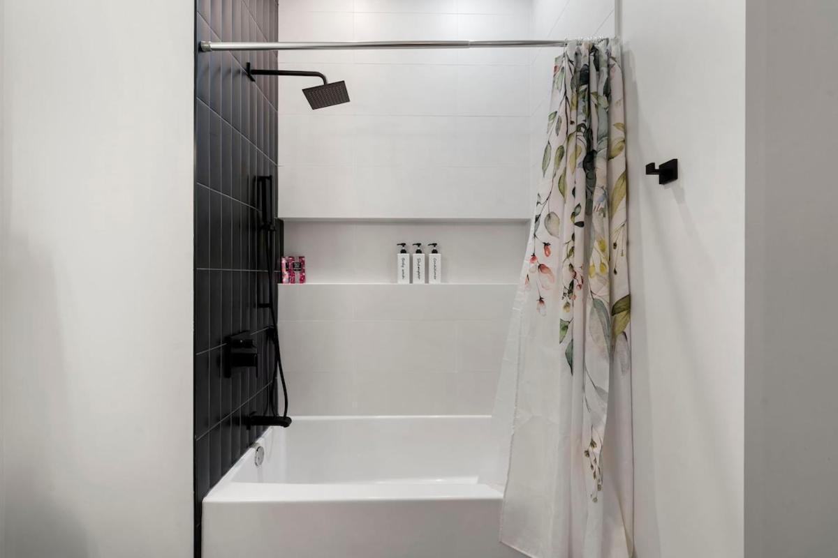 Chic 2br 2ba With Balcony - River North *