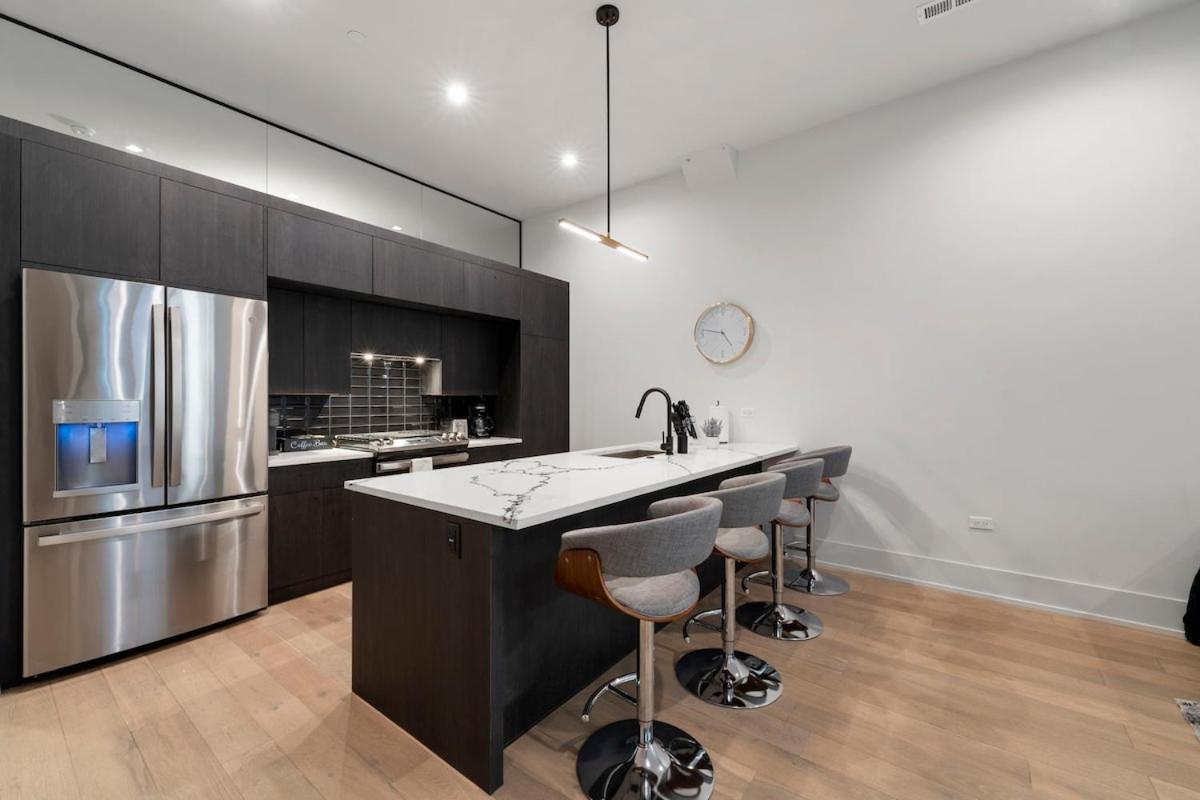 Chic 2br 2ba With Balcony - River North Apartment