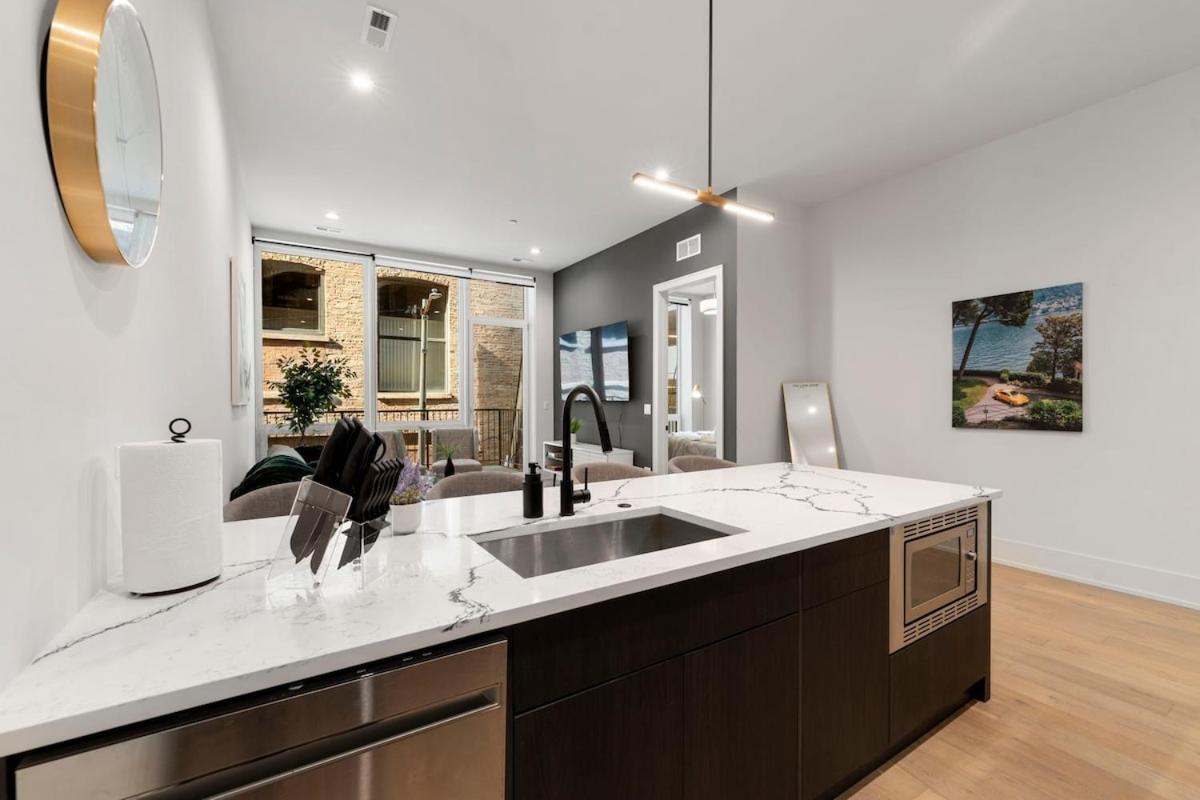 Chic 2br 2ba With Balcony - River North Apartment Chicago