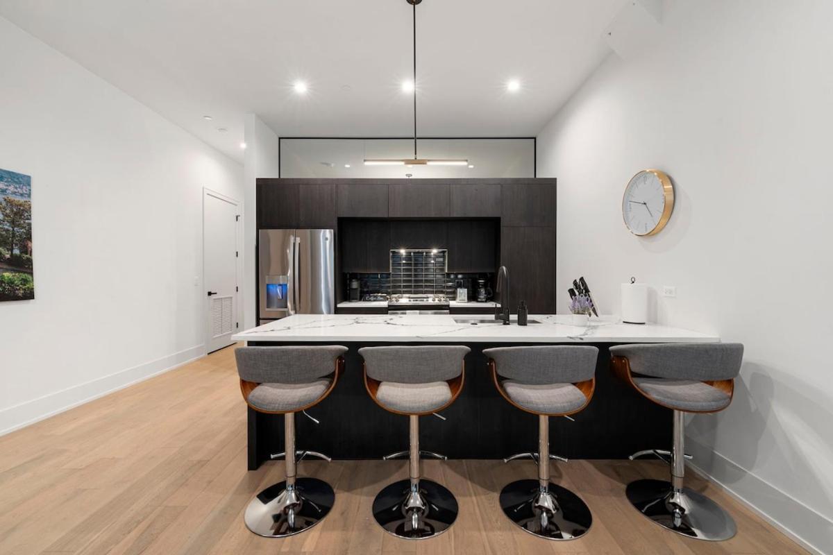Apartment Chic 2br 2ba With Balcony - River North Chicago