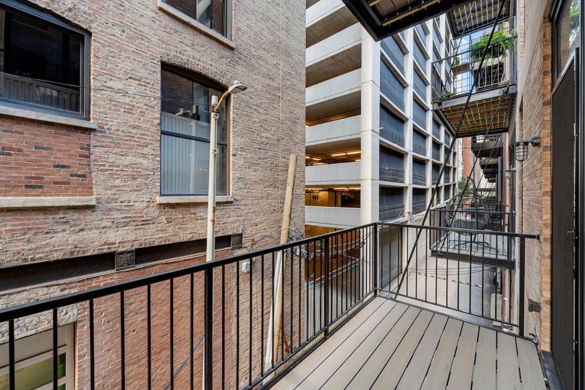 Chic 2br 2ba With Balcony - River North Apartment *