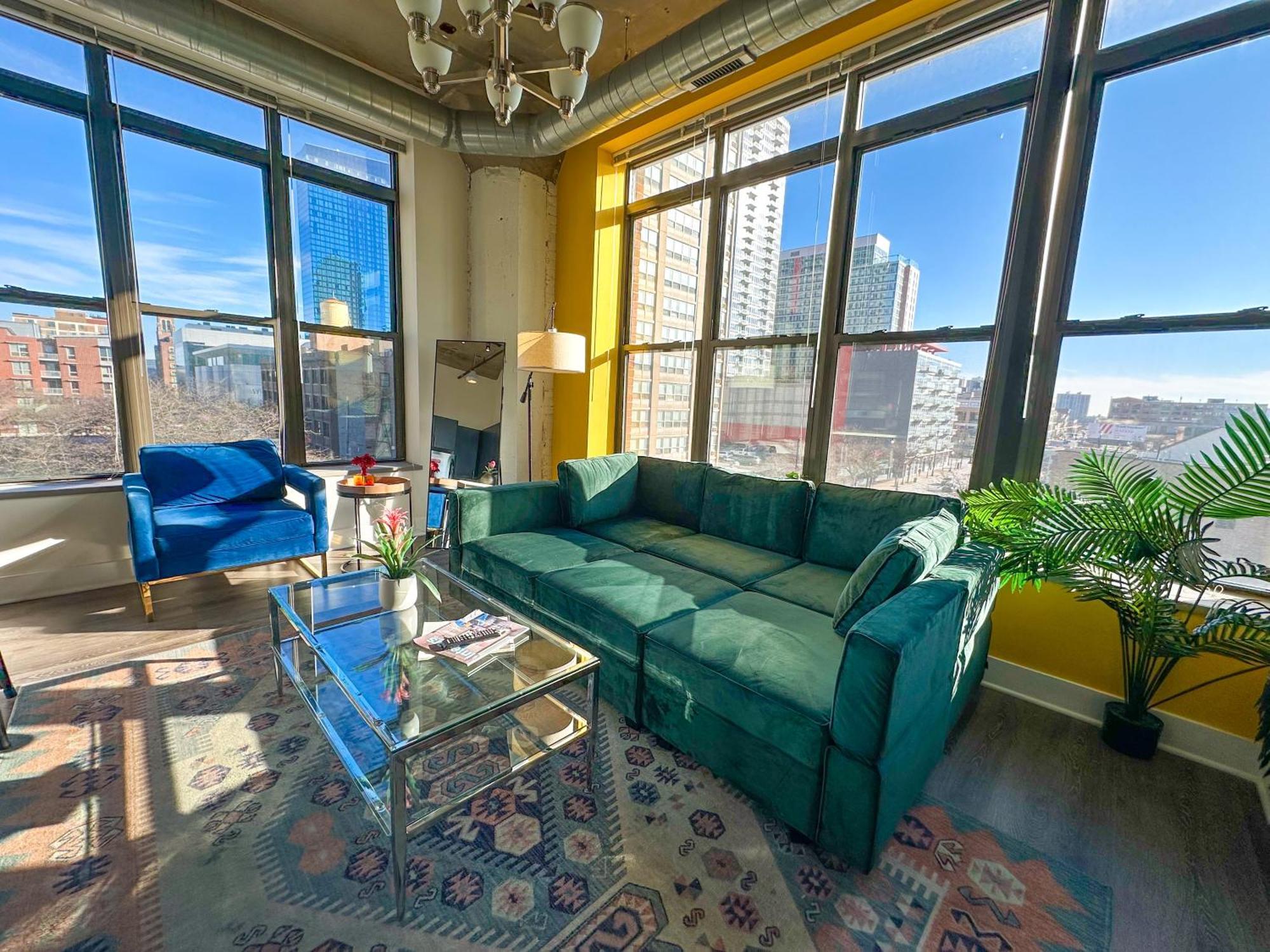 Mccormick Place Luxury Corner With Optional Parking For 6 Guests Apartment *