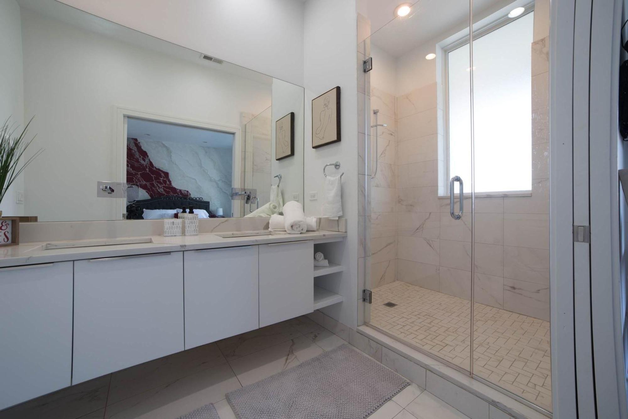 Apartment Large 4-bedroom Upscale W Rooftop *