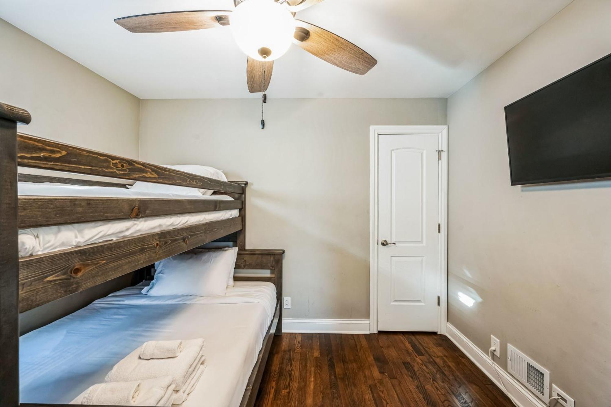 Charming Belmont Heights Oasis * Chicago