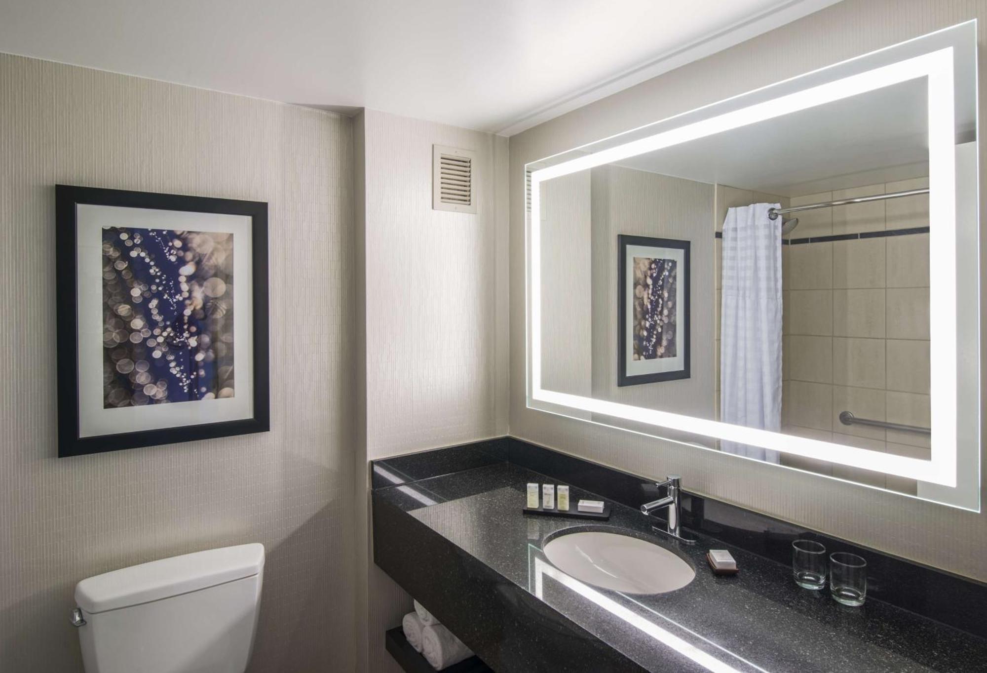 Hotel Embassy By Hilton Downtown Magnificent Mile