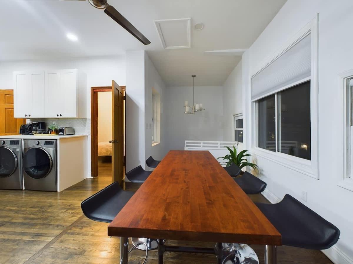 Holiday home Wrigleyville Gem With Hidden Bar & Vintage Charm *