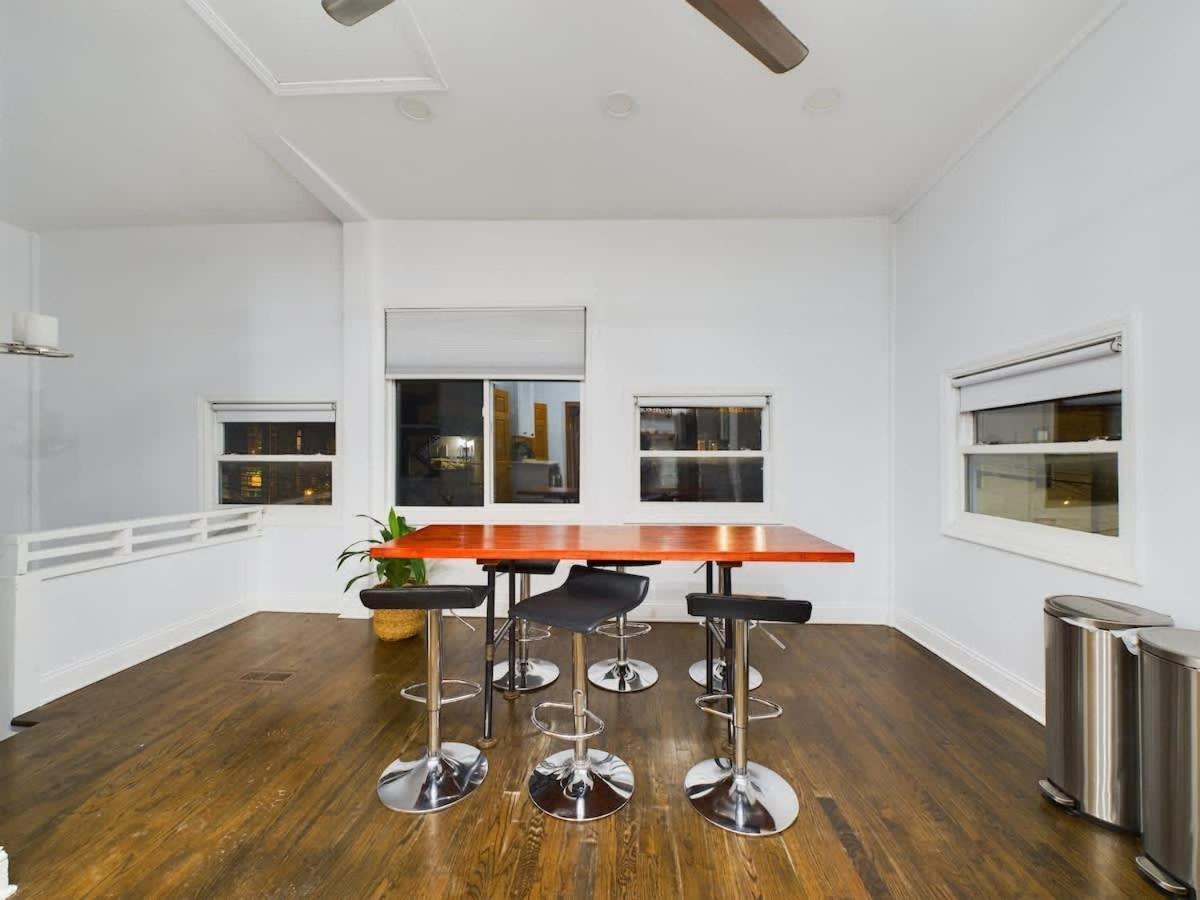 Holiday home Wrigleyville Gem With Hidden Bar & Vintage Charm Chicago