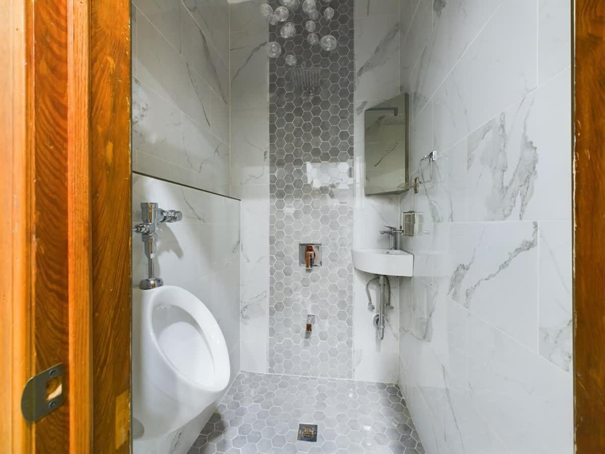 Holiday home Wrigleyville Gem With Hidden Bar & Vintage Charm *