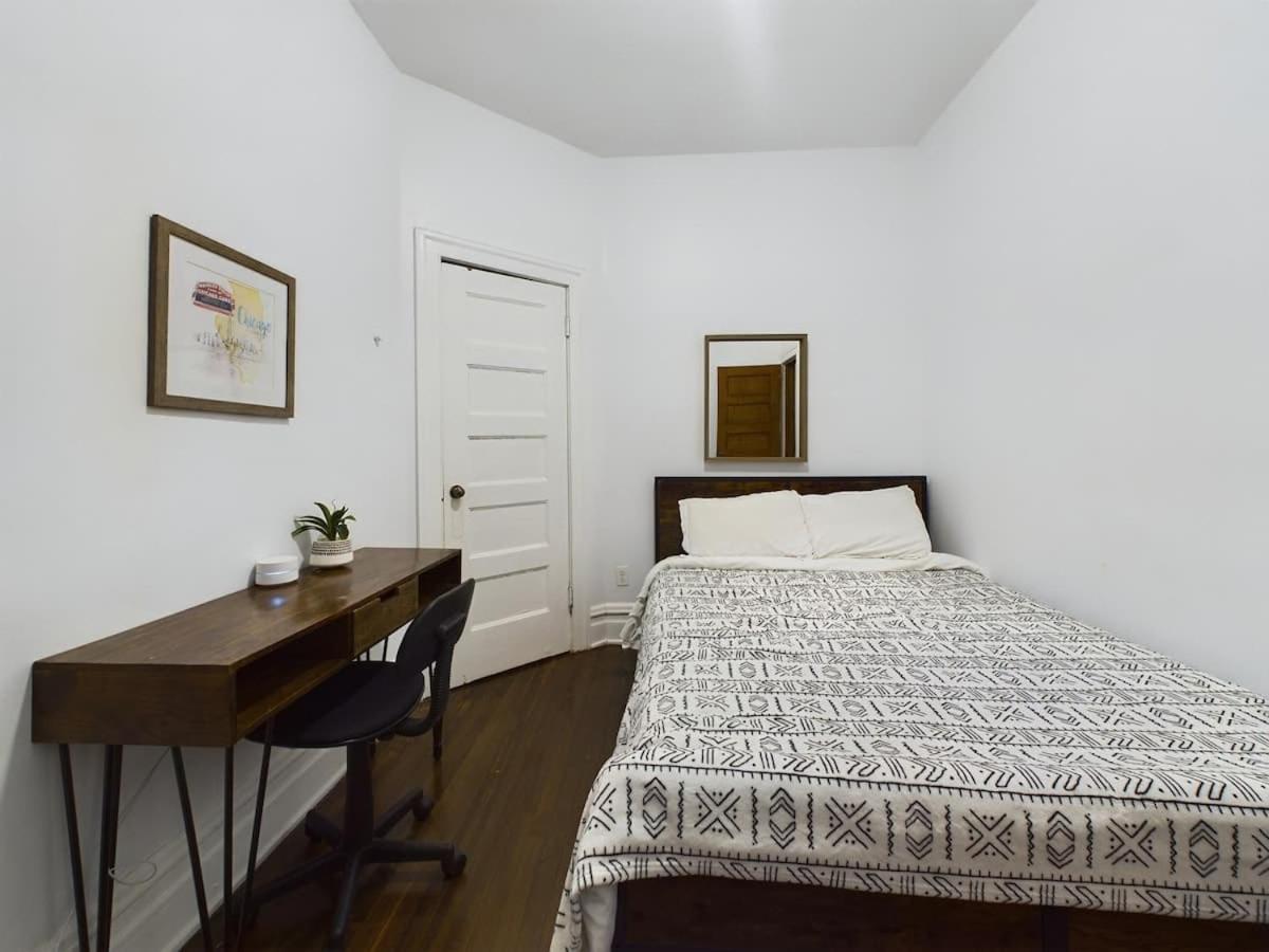 Wrigleyville Gem With Hidden Bar & Vintage Charm Holiday home Chicago