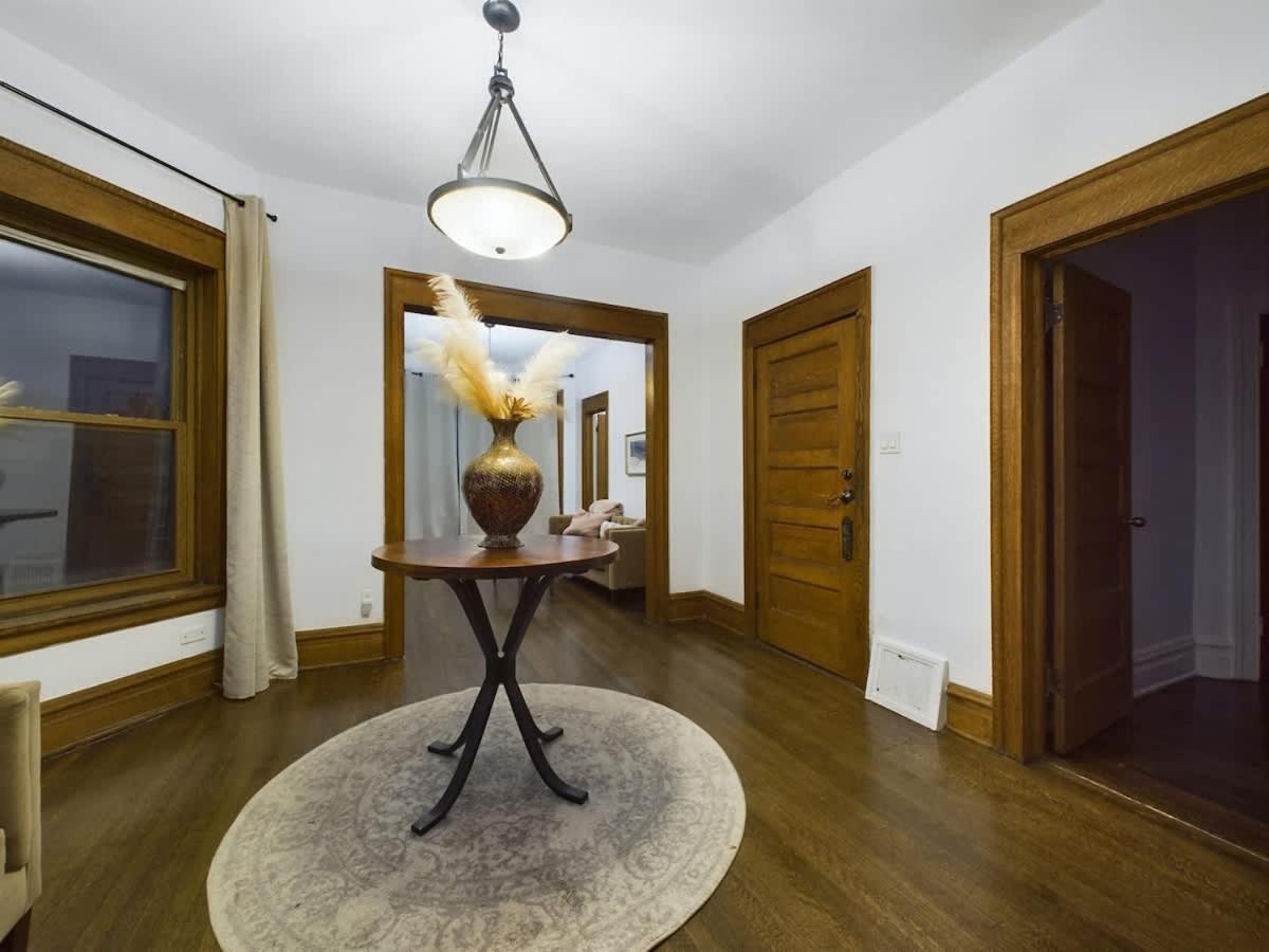 Holiday home Wrigleyville Gem With Hidden Bar & Vintage Charm