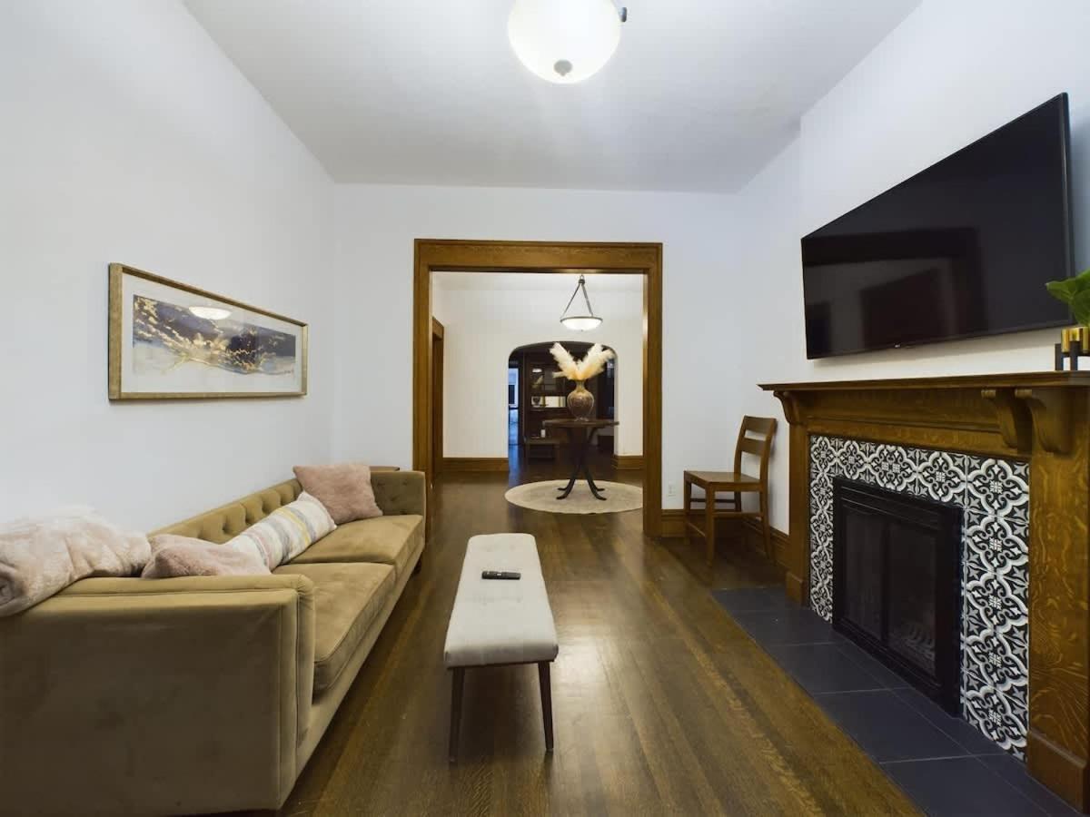 Wrigleyville Gem With Hidden Bar & Vintage Charm Holiday home *