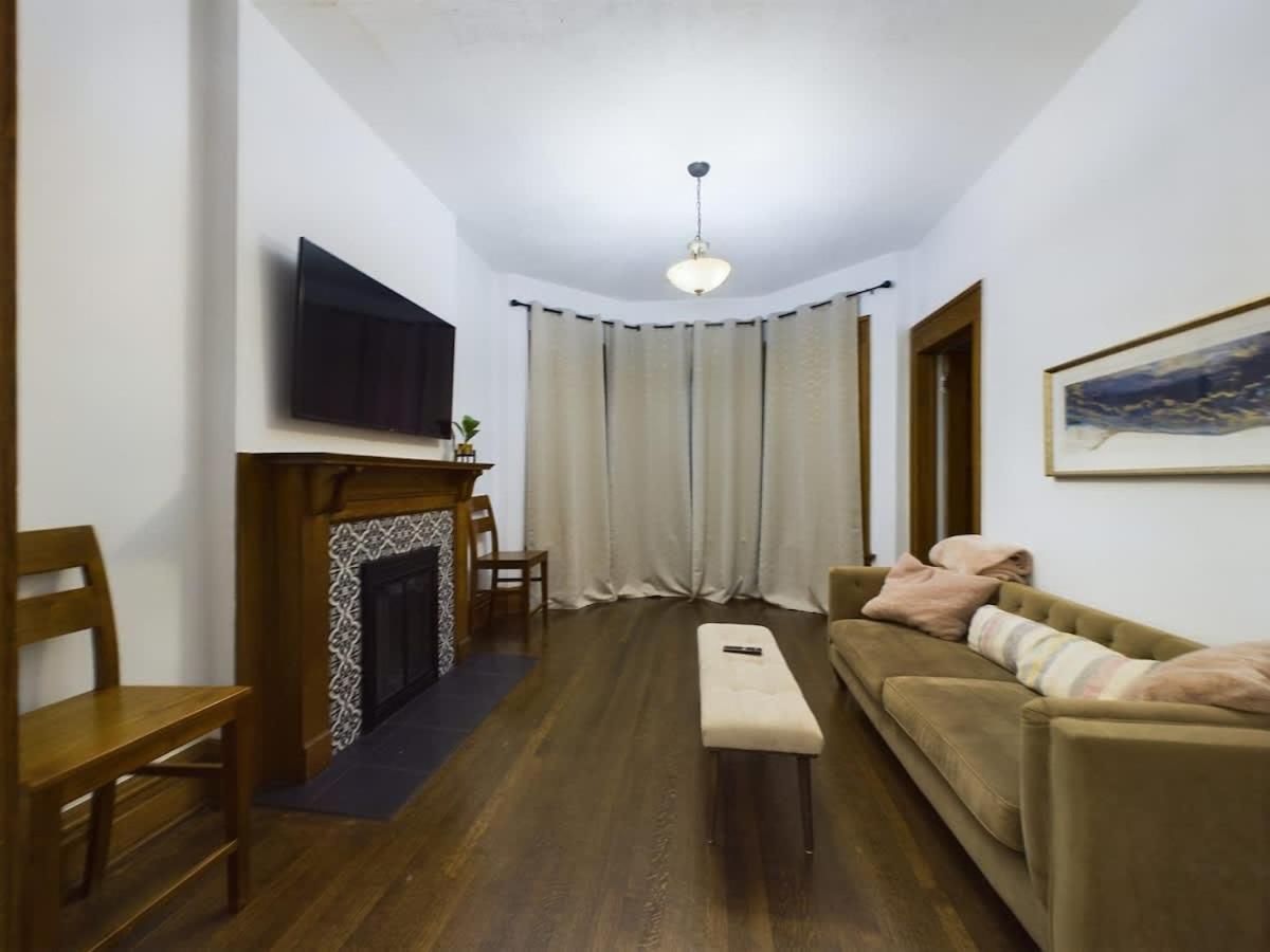 Holiday home Wrigleyville Gem With Hidden Bar & Vintage Charm *
