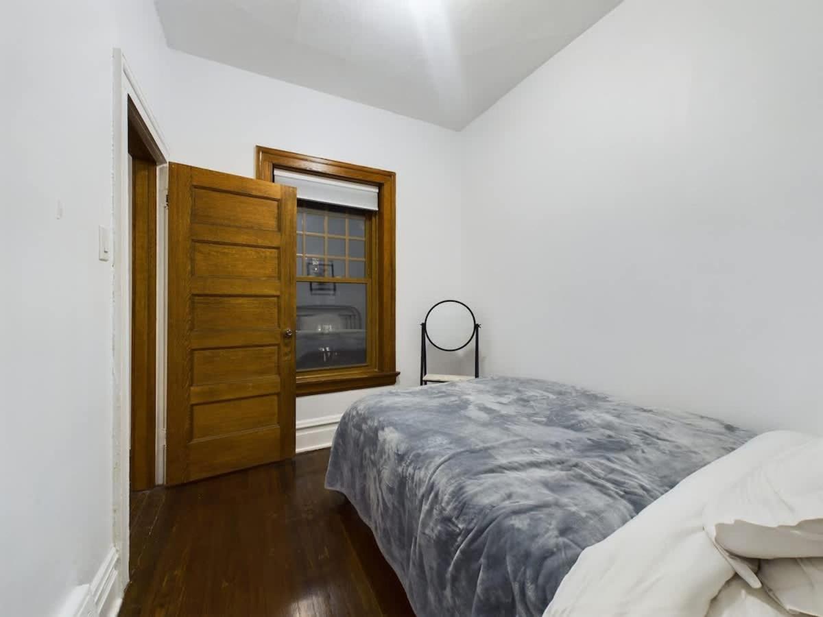 Wrigleyville Gem With Hidden Bar & Vintage Charm Holiday home Chicago