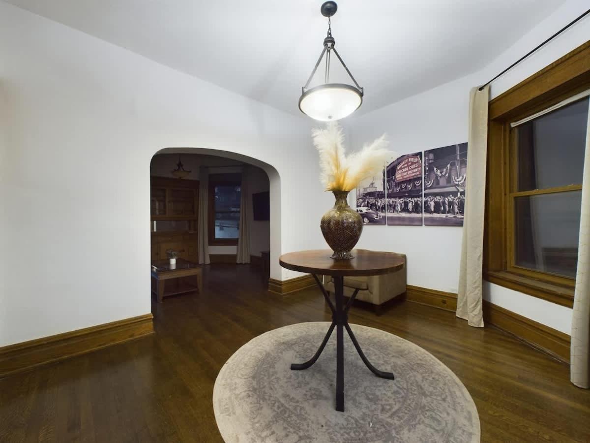 Wrigleyville Gem With Hidden Bar & Vintage Charm Holiday home *
