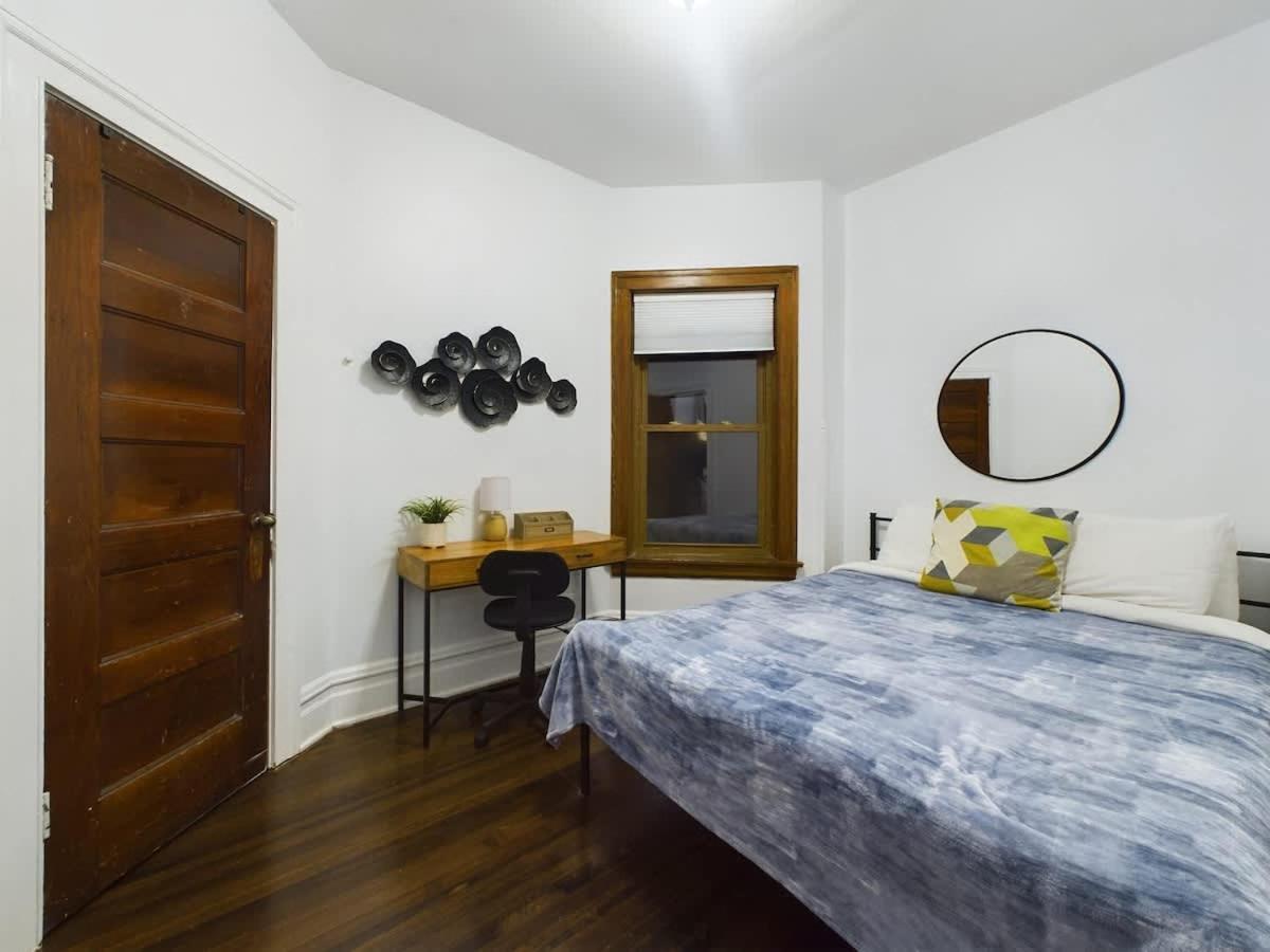 Wrigleyville Gem With Hidden Bar & Vintage Charm Holiday home Chicago