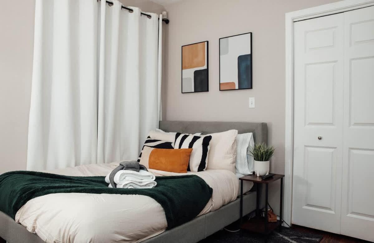 Modern & Spacious In Historic Bronzeville Apartment *
