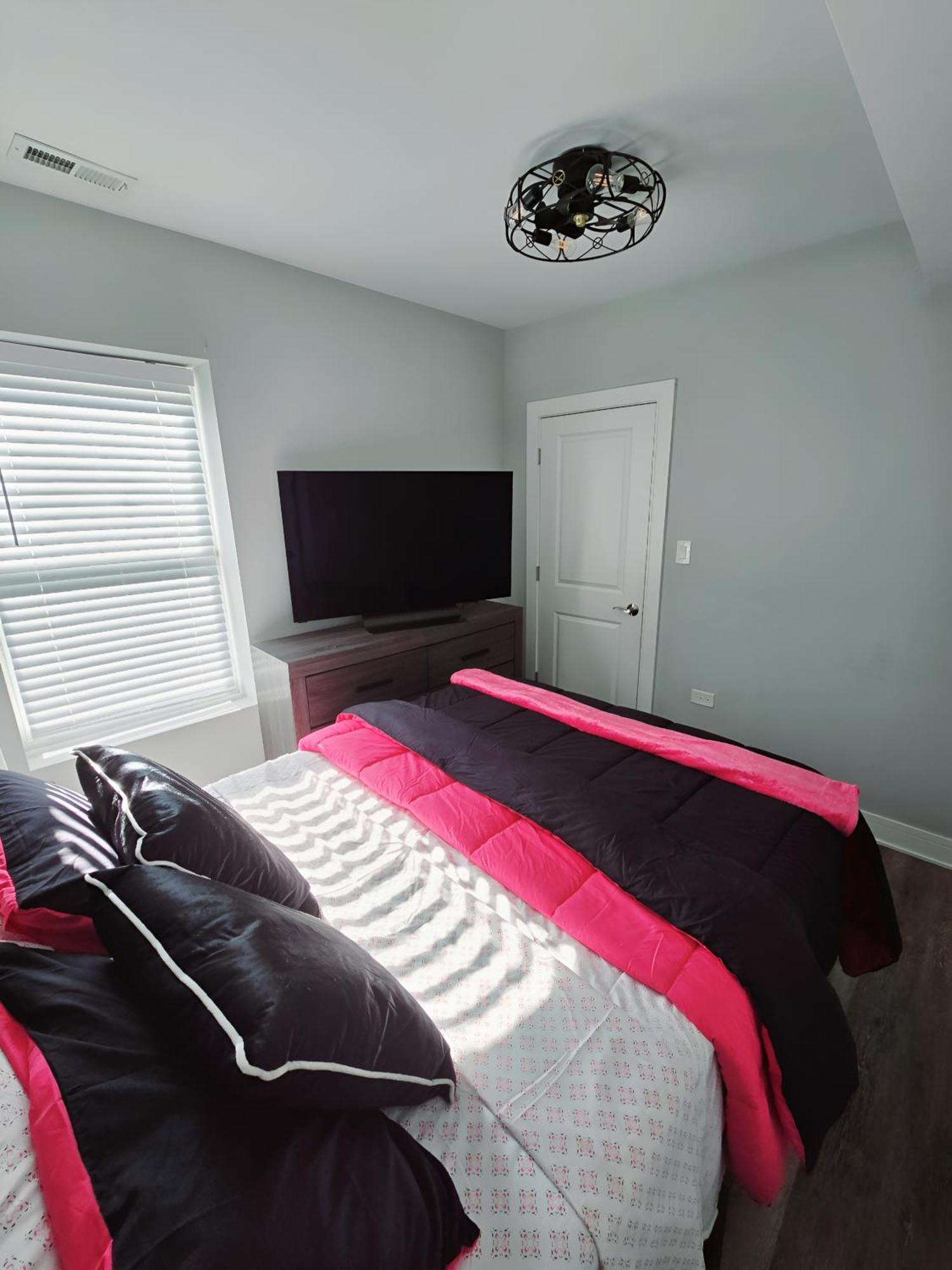 Cozy & Near Downtown & Hyde Park Apartment