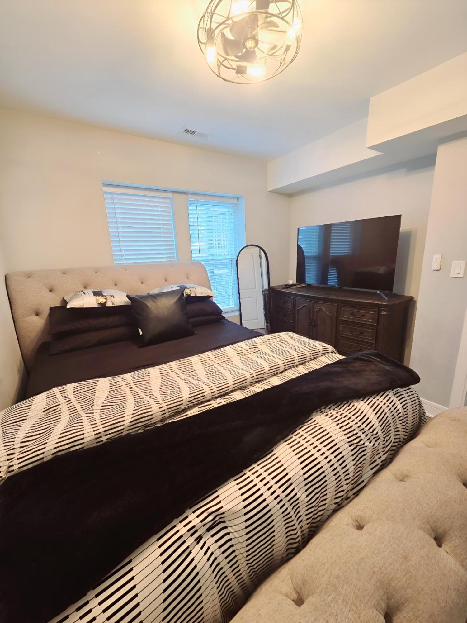 Cozy & Near Downtown & Hyde Park Apartment