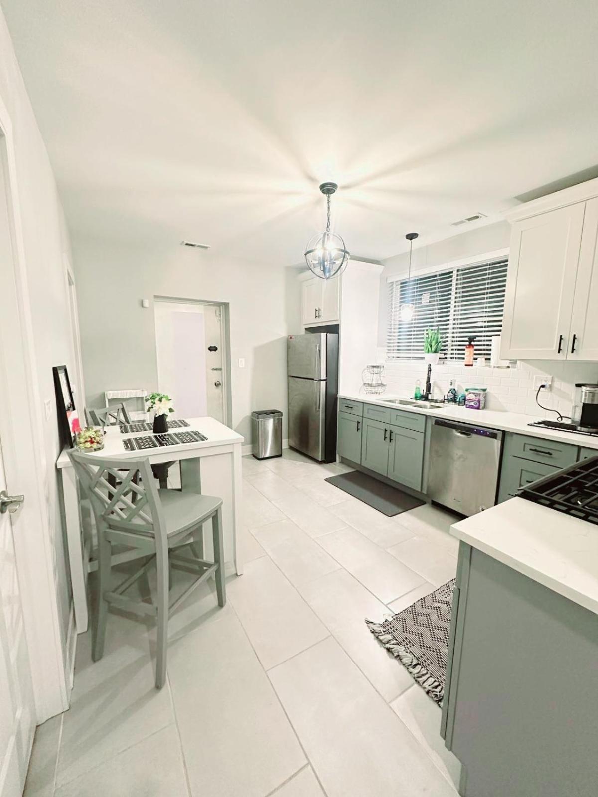 Cozy & Near Downtown & Hyde Park Apartment