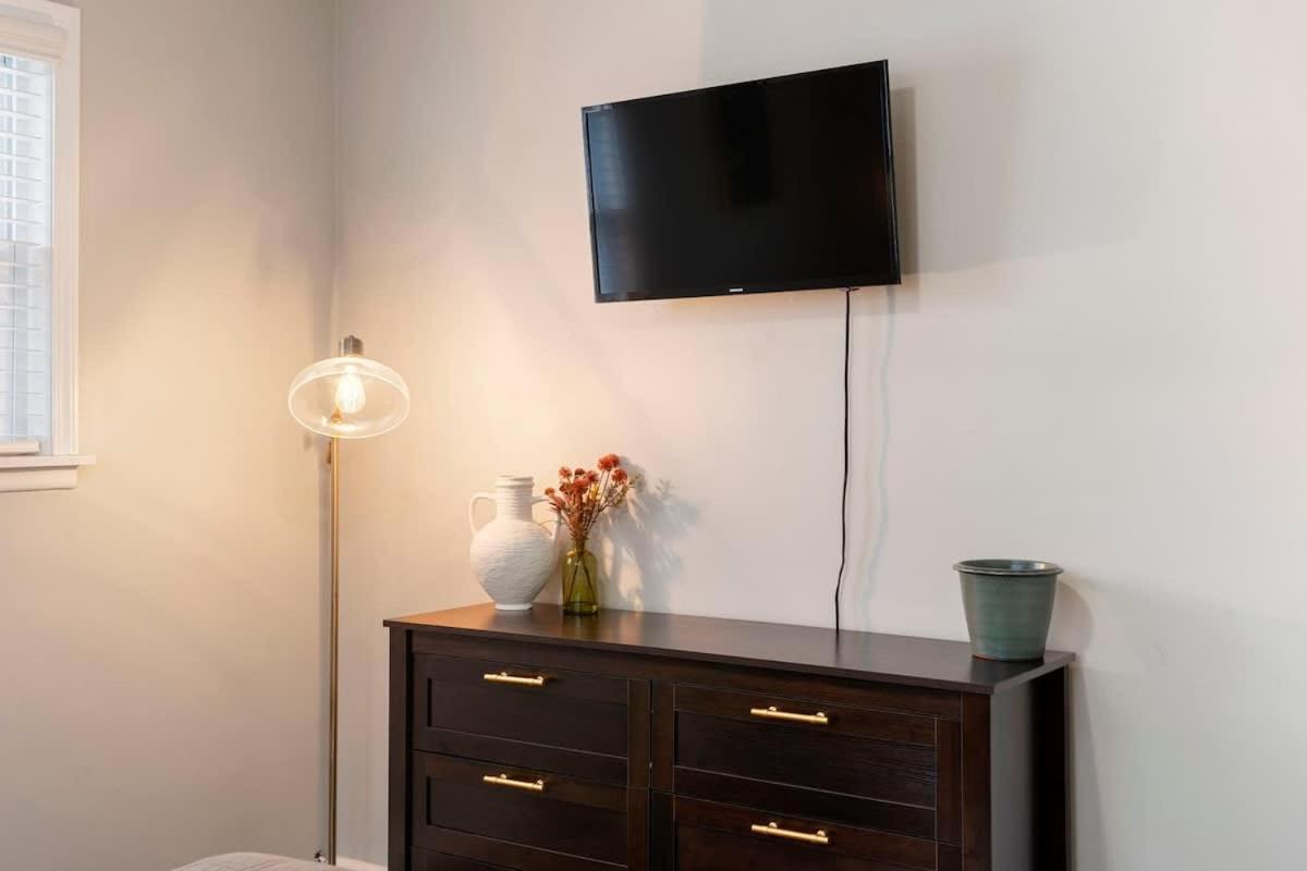 Spacious 2 Bedroom Near Midway Apartment