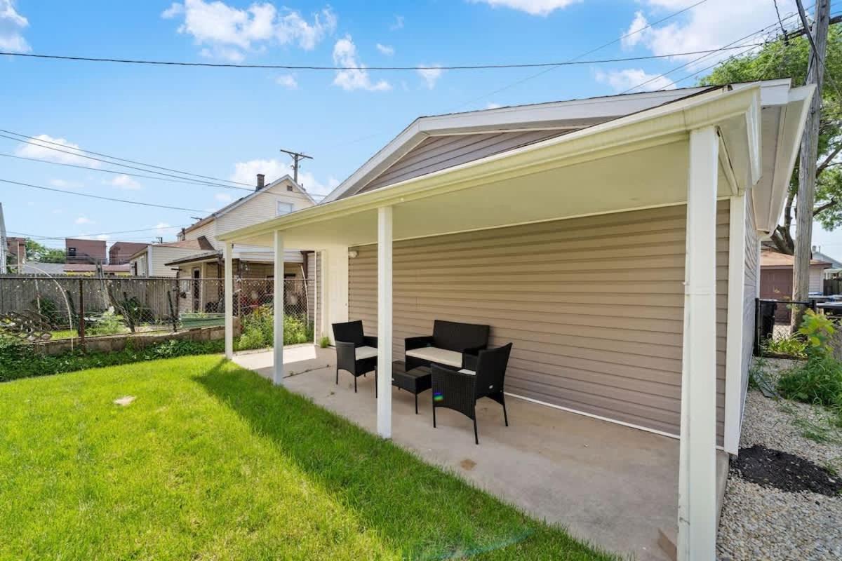 Apartment Spacious 2 Bedroom Near Midway
