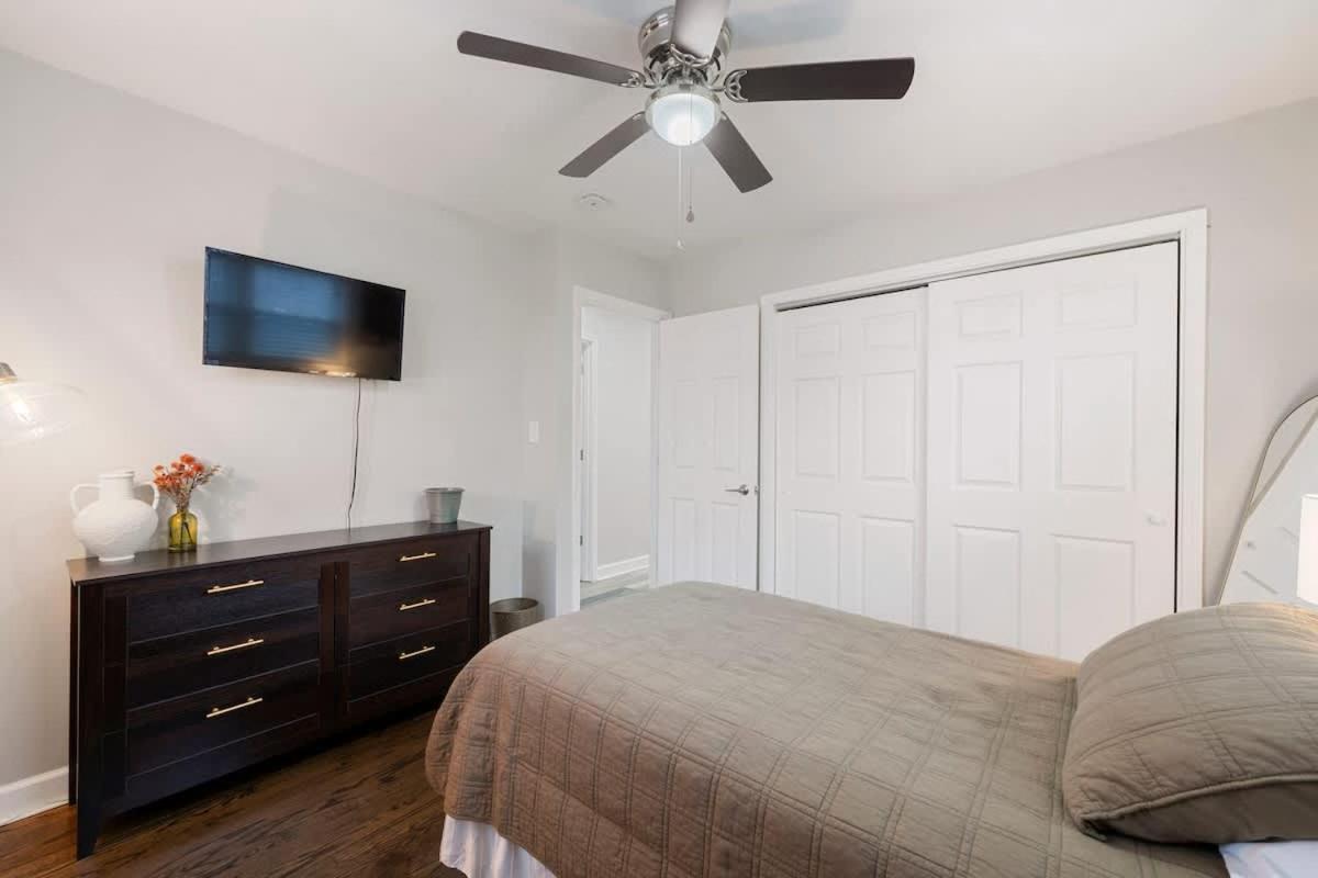 Spacious 2 Bedroom Near Midway Apartment *