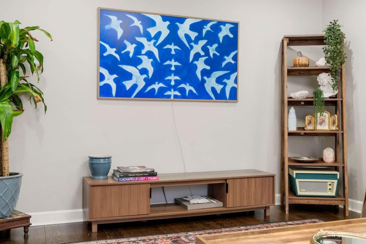 Spacious 2 Bedroom Near Midway