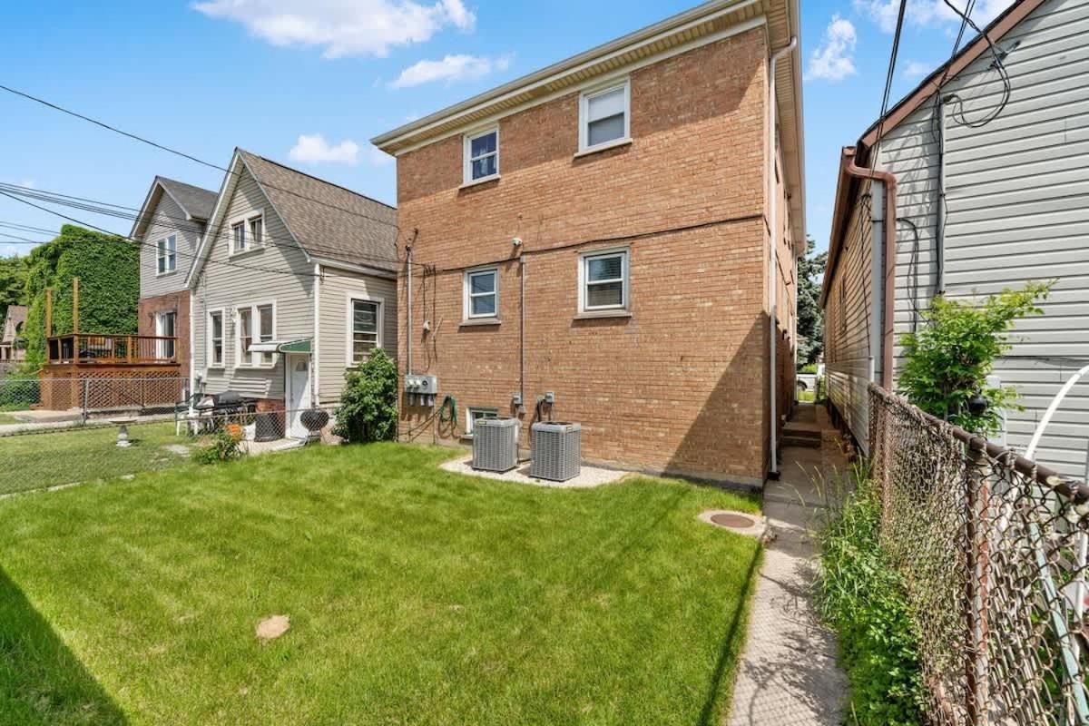 Spacious 2 Bedroom Near Midway Apartment