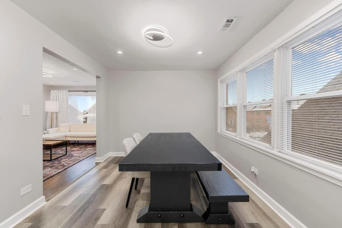 Spacious 2 Bedroom Near Midway * Chicago