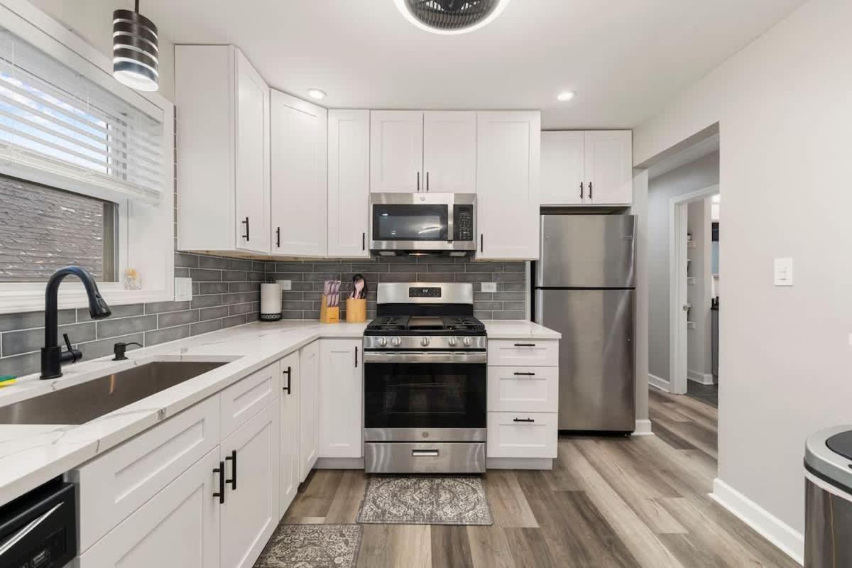 Spacious 2 Bedroom Near Midway *