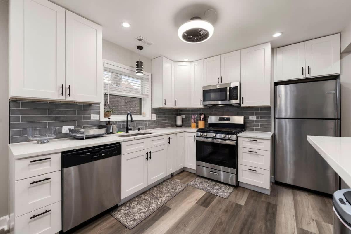 Spacious 2 Bedroom Near Midway Chicago