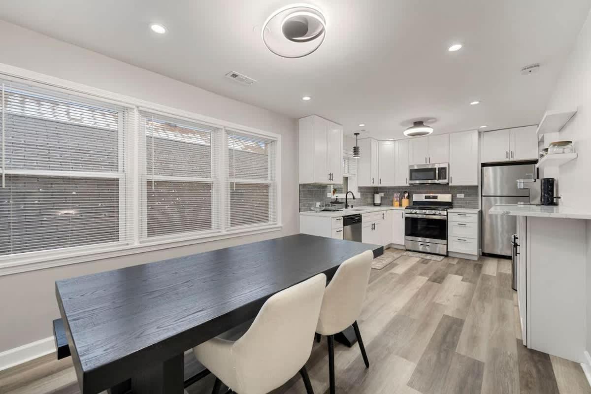 Spacious 2 Bedroom Near Midway * Chicago