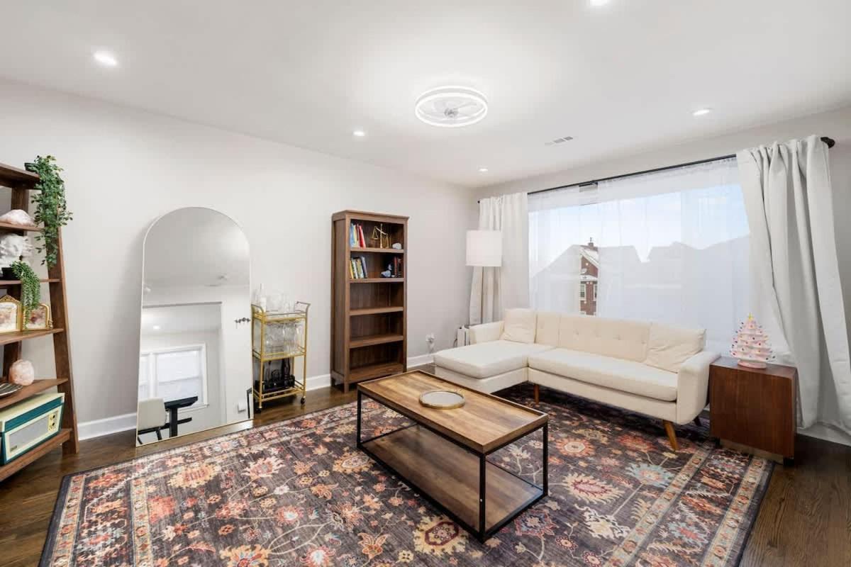 Spacious 2 Bedroom Near Midway