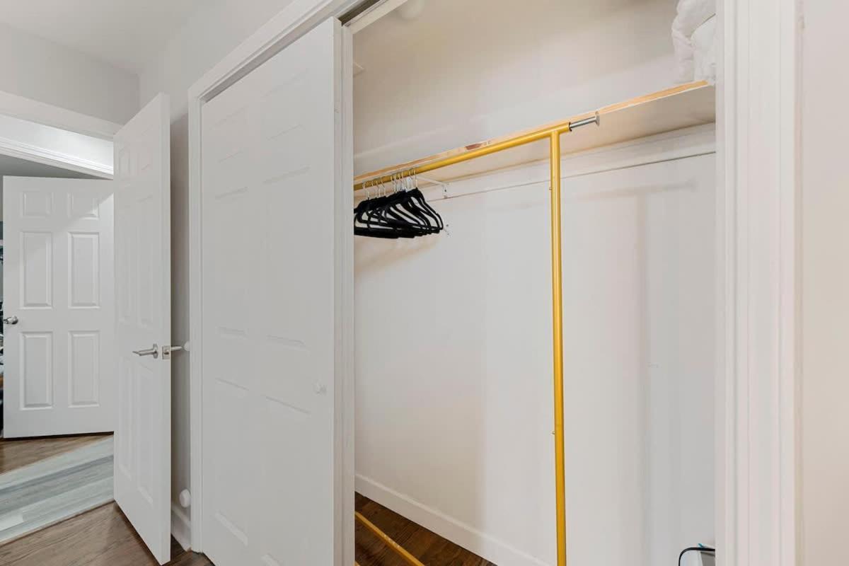 Spacious 2 Bedroom Near Midway Apartment *