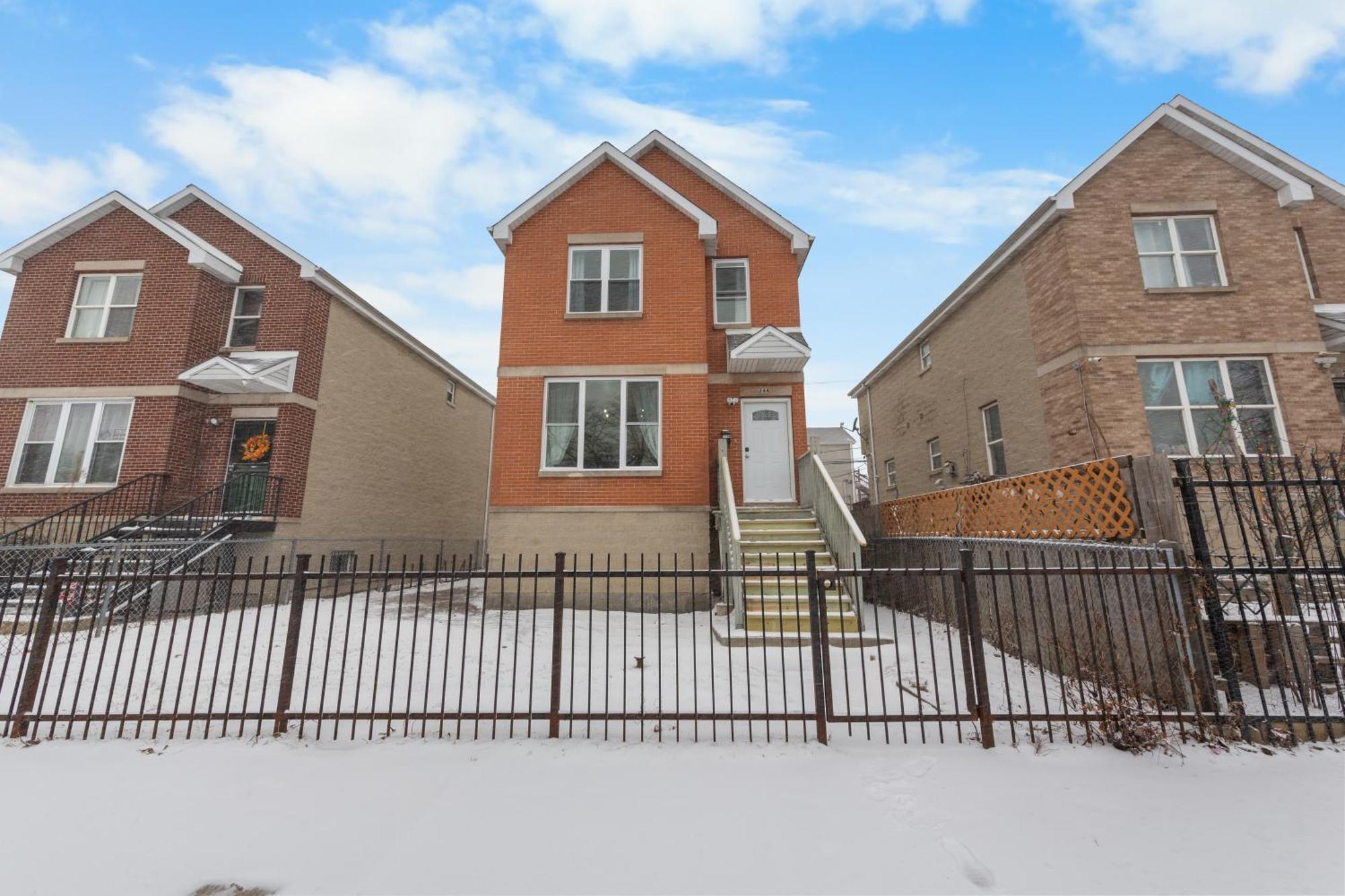 Holiday home Perfect Location Across From Park & Train Station Chicago