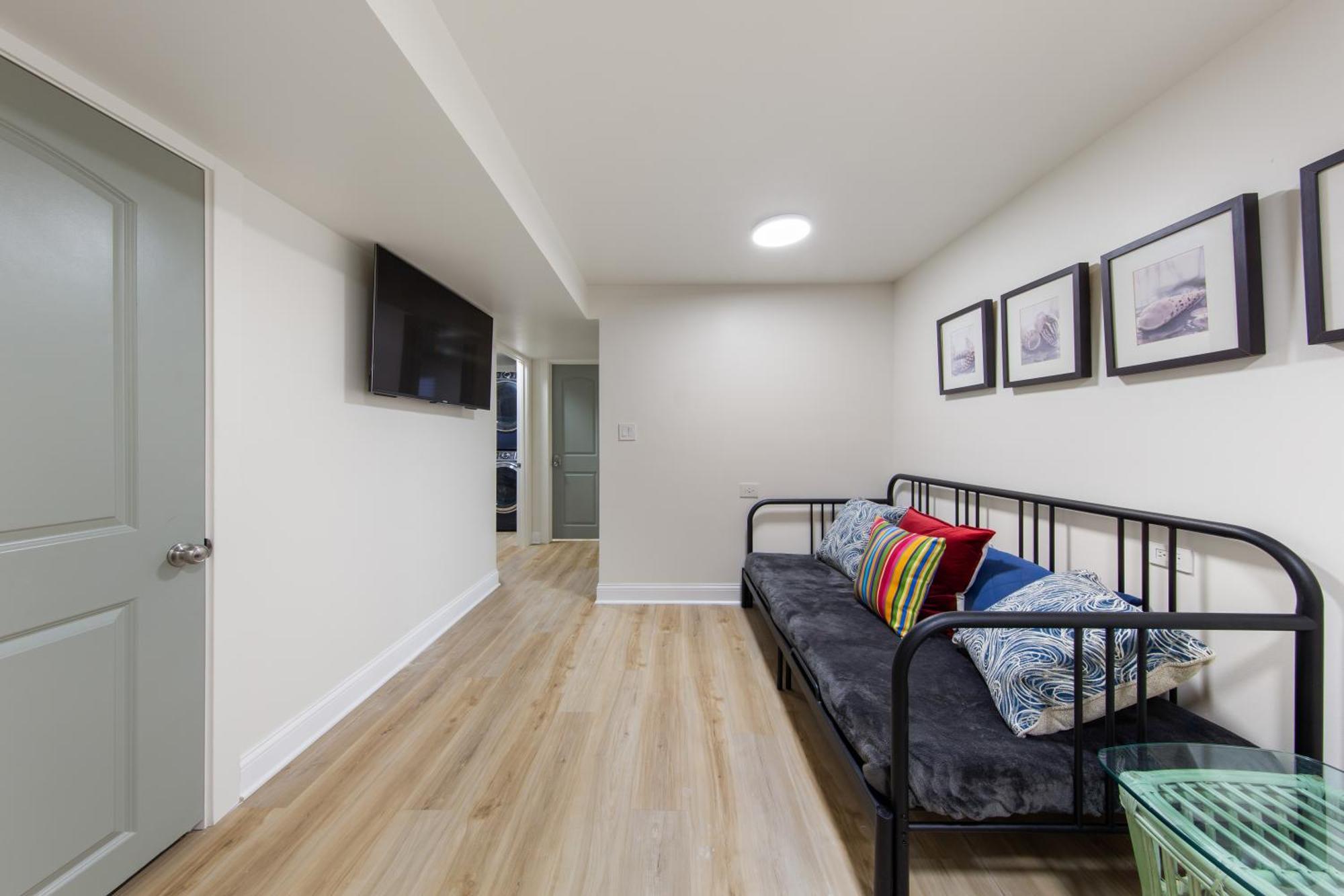 Perfect Location Across From Park & Train Station Holiday home Chicago