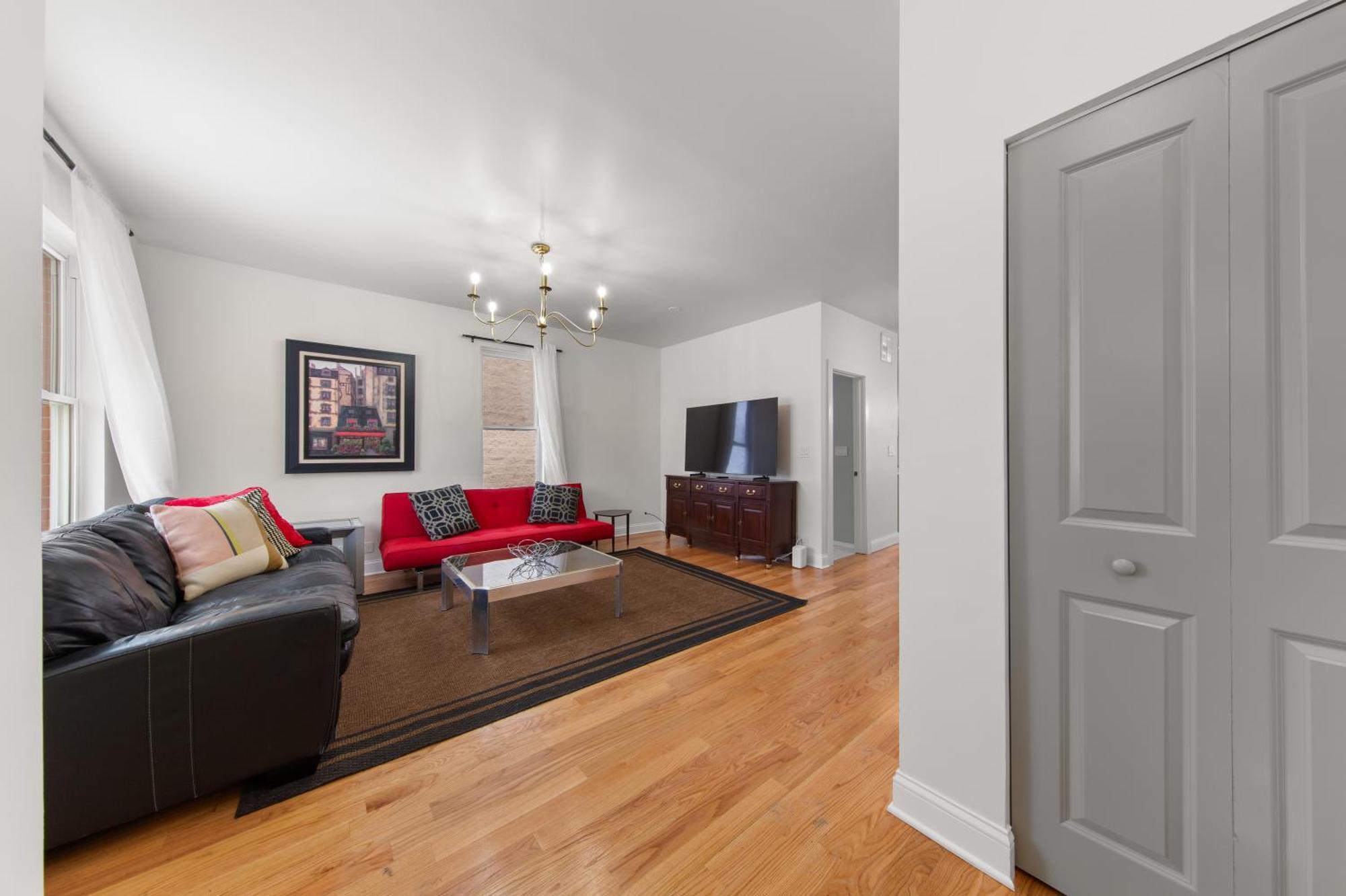 Perfect Location Across From Park & Train Station Holiday home