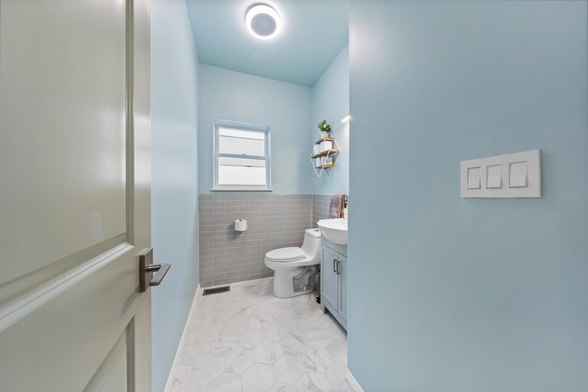 Holiday home Perfect Location Across From Park & Train Station *